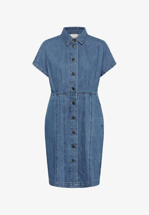 Niebieska sukienka z denimu z krótkim rękawem, z zapięciem na guziki z przodu, kołnierzykiem koszulowym i przeszyciami od kołnierza do dołu sukienki.