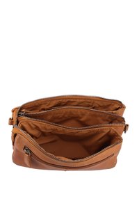 Brązowa skórzana torba z trzema przegrodami i zamknięciami na zamek, charakteryzująca się gładką fakturą i kontrastującą tkaniną wewnętrzną.