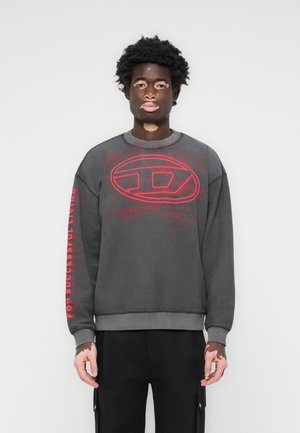 Grijze sweatshirt van zacht materiaal, voorzien van een groot rood grafisch logo aan de voorkant en rode tekst op de linkermouw. Afgewerkt met geribbelde manchetten.
