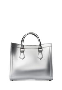 Zilveren boodschappentas met een gladde metallic afwerking, gestructureerde vorm, dubbele handgrepen en decoratieve gespen aan de zijkanten.