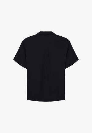 Maglietta nera a maniche corte con colletto, dotata di spalla posteriore e dettaglio a pieghe sottili, realizzata in tessuto liscio.
