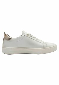 Sneaker bianca in pelle con finitura liscia, punta rotonda, chiusura con lacci e accentuazione dorata metallica sul tallone. Suola in gomma con grip texture.