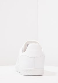 adidas Originals GAZELLE UNISEX - Sapatilhas - footwear white