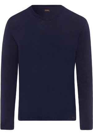 Camisa de manga larga navy con escote en V, hecha de una tela suave, que presenta una textura lisa y una pequeña etiqueta de marca en el dobladillo. Diseño simple y ajustado.