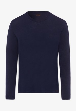 Chemise à manches longues V en navy en tissu doux, avec une texture lisse et une petite étiquette de marque sur l'ourlet. Design simple et ajusté.