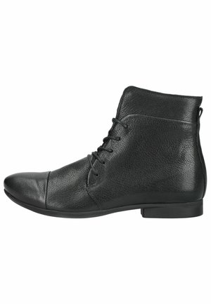 Stivaletto in pelle nera con lacci sul davanti, punta rotonda, tacco basso e finitura strutturata, visto di lato su sfondo bianco.