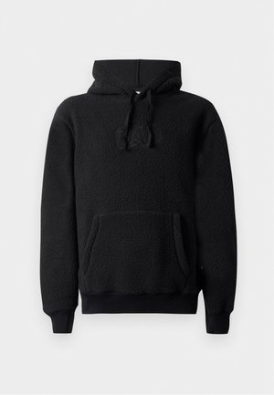 Zwarte fleece hoodie met een frontzak, koord in de capuchon en een reliëflogo op de borst. Zachte textuur en geribde manchetten.