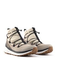 Botas de senderismo beige y negras con tobillo alto. Cuentan con cordones elásticos, tejido gris texturizado y una entresuela blanca salpicada con una suela exterior marrón resistente.
