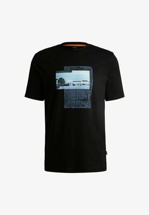 T-shirt nera in cotone con stampa grafica blu caratterizzata da linee orizzontali e un'immagine paesaggistica, contrassegnata dal logo "BOSS".