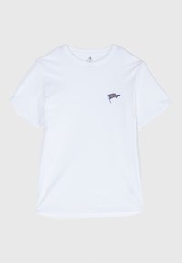 Hvid bomulds t-shirt med korte ærmer, der har et lille broderet flagdesign i blå og gul på venstre bryst.