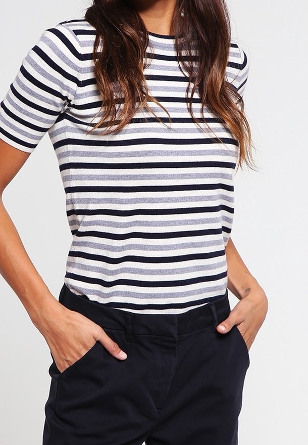 Camisa de manga corta a rayas en azul marino y gris claro, con rayas horizontales y un diseño ajustado. Tejido suave con cuello redondo.