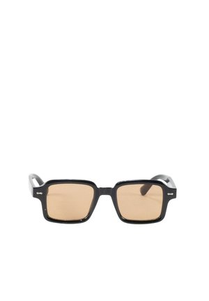 Gafas de sol rectangulares negras con lentes tintadas en marrón y monturas gruesas, mostradas sobre un fondo blanco.