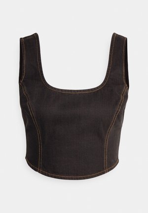 Sort cropped topp laget av denim. Har firkantet utringning, tykke stropper, og kontrastfarget oransje søm langs sømmene.