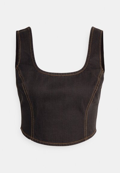 Crop top noir en denim. Doté d'un décolleté carré, de bretelles larges, et de coutures orange contrastantes le long des coutures.