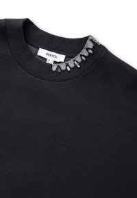 Czarna bluza z okrągłym dekoltem, ozdobiona srebrnymi koralikami wzdłuż dekoltu. Materiał bawełniany o gładkiej fakturze.