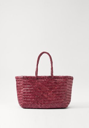 Saco de palha em vermelho escuro com duas alças resistentes, apresentando um padrão de espinha de peixe e design de topo aberto. Feito de materiais naturais.