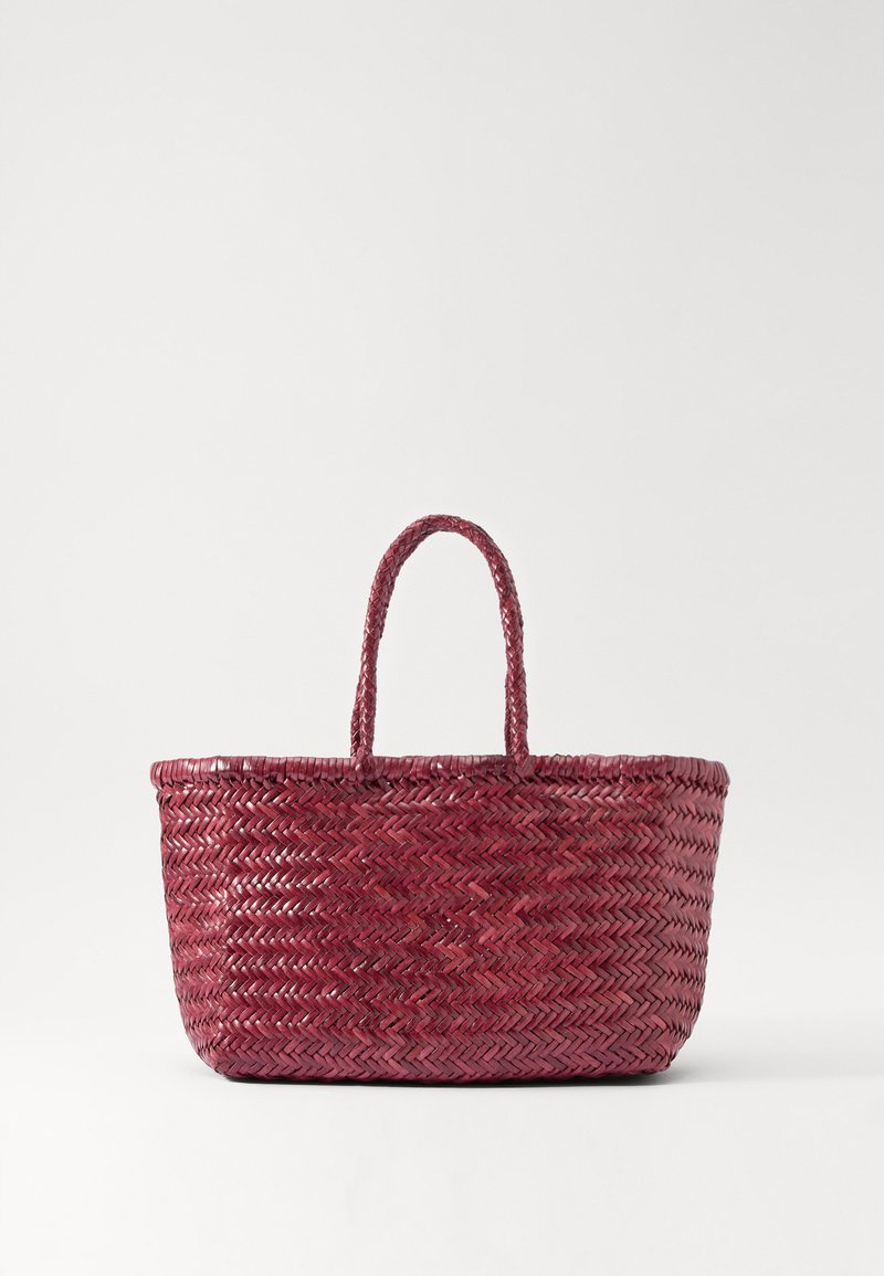 Geweven draagtas in donkerrood met twee stevige handvatten, met een visgraatpatroon en een open ontwerp. Gemaakt van natuurlijke materialen.