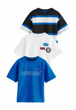 Trois T-shirts à manches courtes : noir avec des rayures bleues et blanches, blanc uni avec des pièces, et bleu avec un grand texte imprimé. En coton.