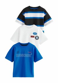 Tre t-shirts med kort ärm: en randig i svart och blått, en vit med lappar och en enfärgad blå med text. Tillverkade i bomull, avslappnad passform.