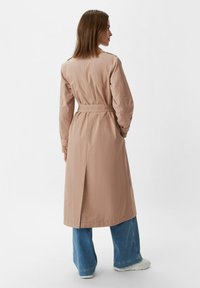 comma casual identity Trenchcoat - sandstein