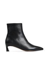 Czarne skórzane botki za kostkę z eleganckim, spiczastym noskiem i małym, cylindrycznym obcasem. Gładka faktura z minimalistycznym wzornictwem.