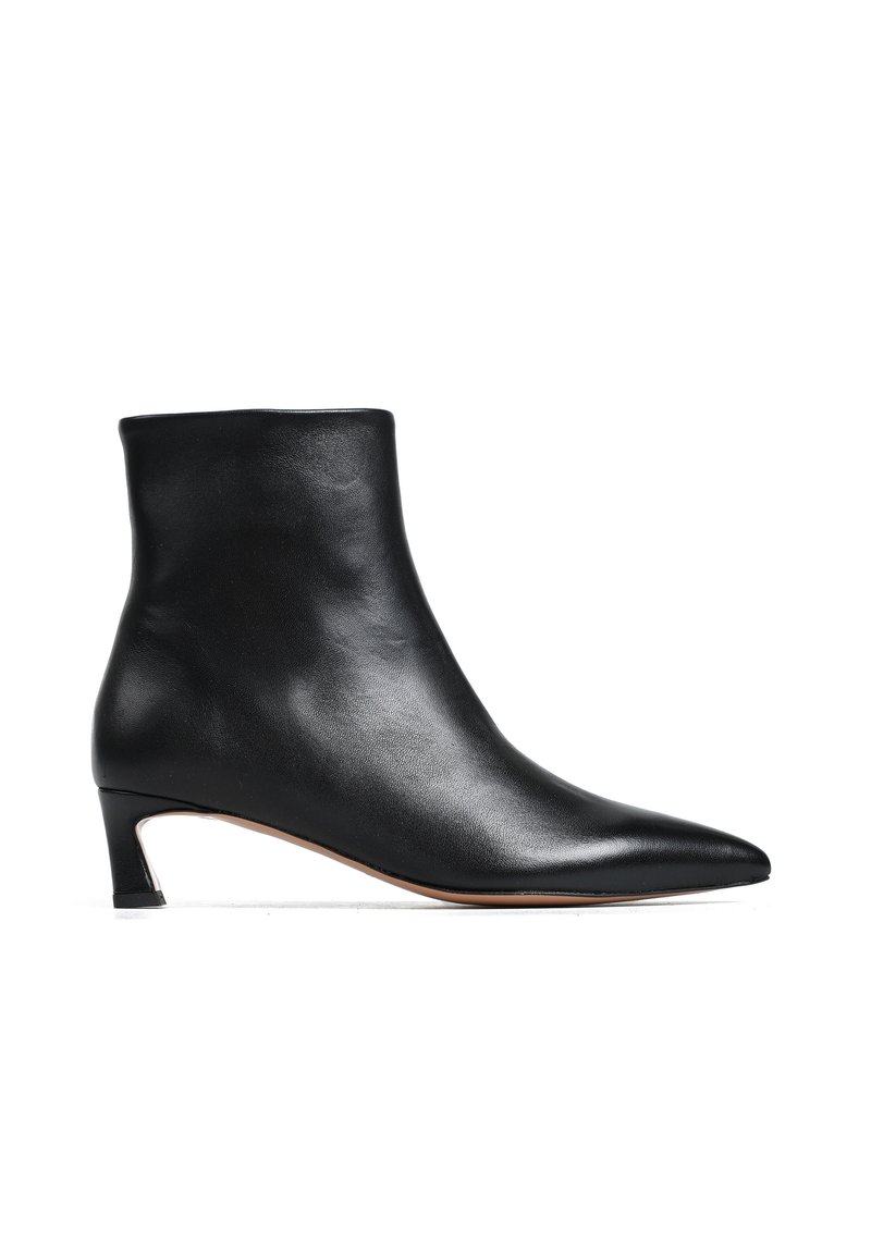 Czarne skórzane botki za kostkę z eleganckim, spiczastym noskiem i małym, cylindrycznym obcasem. Gładka faktura z minimalistycznym wzornictwem.