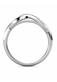 Anello d'argento con una superficie liscia e lucida, caratterizzato da un sottile motivo a onda e piccole pietre trasparenti lungo un lato.