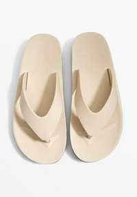 Beiga flip-flops med en slät gummisula, V-formade remmar och en strukturerad fotbädd. Enkelt design utan ytterligare dekorationer.