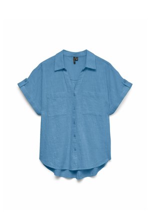 Chemise bleue à manches courtes avec col, deux poches poitrine et manches retroussées fixées par des pattes à boutons.