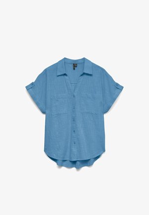 Blaues Kurzarmhemd mit Knöpfen, Kragen, zwei Brusttaschen und hochgekrempelten Ärmeln, die mit Knopflaschen befestigt sind.