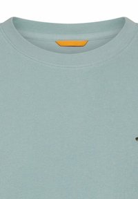 Lyseblå t-shirt med rund hals og en lille gul stofmærke ved bagkanten af kraven samt diskrete syninger omkring halsudskæringen.