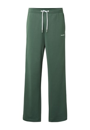 Pantalon de survêtement vert foncé à coupe ample avec taille élastique, cordon blanc, et petit logo blanc "PEGADOR" sur la cuisse droite.