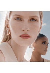 NARS LIGHT REFLECTING SETTING POWDER - PRESSED - Puder