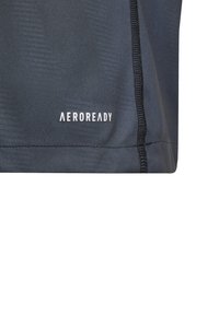 Maglietta sportiva grigio scuro con una texture liscia, cuciture piatte e logo "AEROREADY" stampato in bianco.