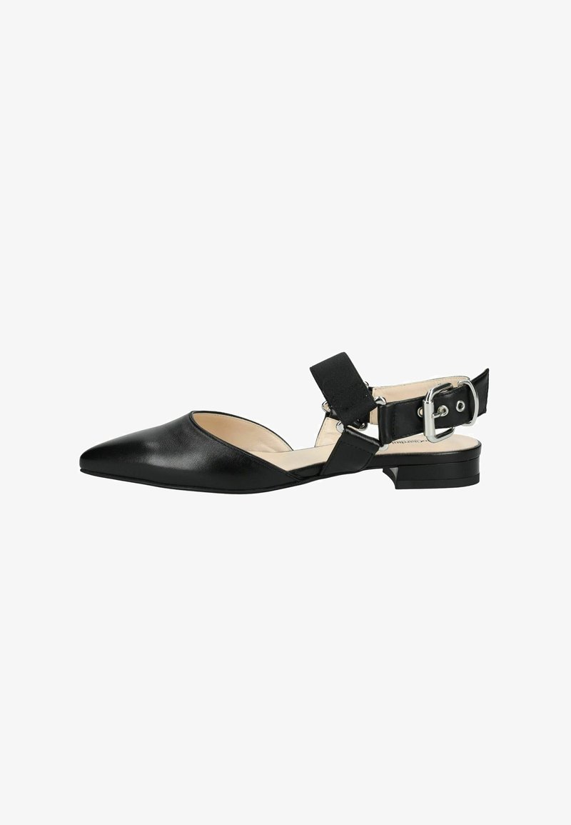 Ballerine noire à bout pointu avec côtés ouverts, bride de cheville ajustable avec boucle argentée et petit talon empilé.