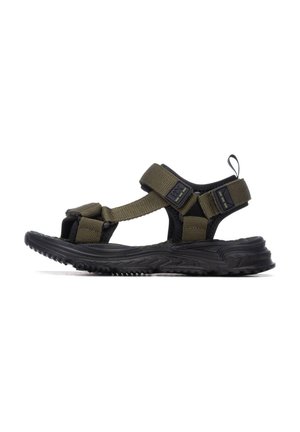 Calzado: Sandalias ajustables de color verde oliva con suela texturizada negra y cierres de correa. Presentan plantilla contorneada y materiales duraderos.