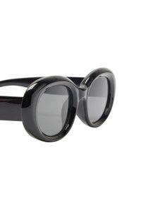 Czarne plastikowe okulary przeciwsłoneczne z dużymi, okrągłymi szkłami i błyszczącym wykończeniem. Charakteryzują się grubymi, zaokrąglonymi oprawkami oraz ciemnoszarymi szkłami.