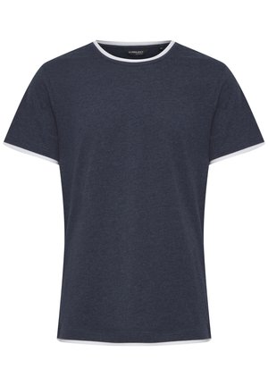 Granatowa koszulka z krótkim rękawem, wykonana z bawełny, z kontrastowym białym okrągłym dekoltem i wykończeniami rękawów, gładka w dotyku i o swobodnym fasonie.