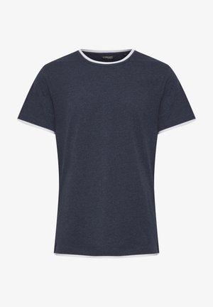 Granatowa koszulka z krótkim rękawem, wykonana z bawełny, z kontrastowym białym okrągłym dekoltem i wykończeniami rękawów, gładka w dotyku i o swobodnym fasonie.