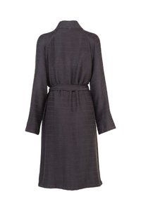 Långärmad, mörkgrå morgonrock med en strukturerad mönstring, sjalkrage och knytmidja. Har en rak skärning och är i knähöjd.