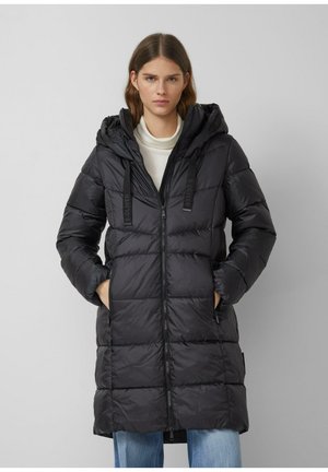 Zwarte pufferjas met capuchon, voorzien van een ritsluiting, gestikte textuur en trekkoordaccenten. Twee zijzakken. Lichtgewicht ontwerp.