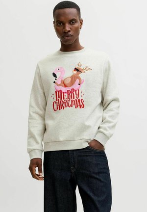 Sudadera gris claro con un diseño festivo que presenta un flamenco rosa y un reno, complementada con el texto "FELIZ NAVIDAD" en rojo.