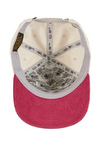 Cepure ar sarkanā korduroja vizieri, krēmkrāsas ķermeni un pelēku oderi. Iekšpusē ir grafiskais raksts ar acīm un spārniem. Ir redzams Von Dutch logo.