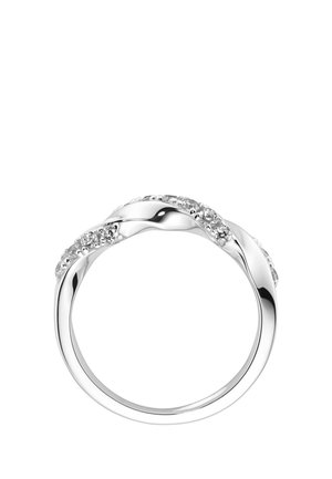 Silberner, verdrehter Bandring mit eingefassten kleinen runden Diamanten, polierte glatte Oberfläche, dargestellt auf weißem Hintergrund.