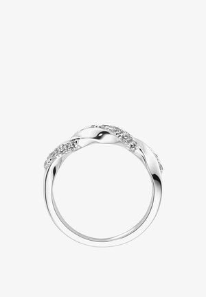 Silberner, verdrehter Bandring mit eingefassten kleinen runden Diamanten, polierte glatte Oberfläche, dargestellt auf weißem Hintergrund.