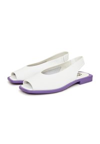 Scarpe slingback bianche con punta aperta e suola piatta, con un accento viola attorno alla suola. Texture liscia, design minimalista.