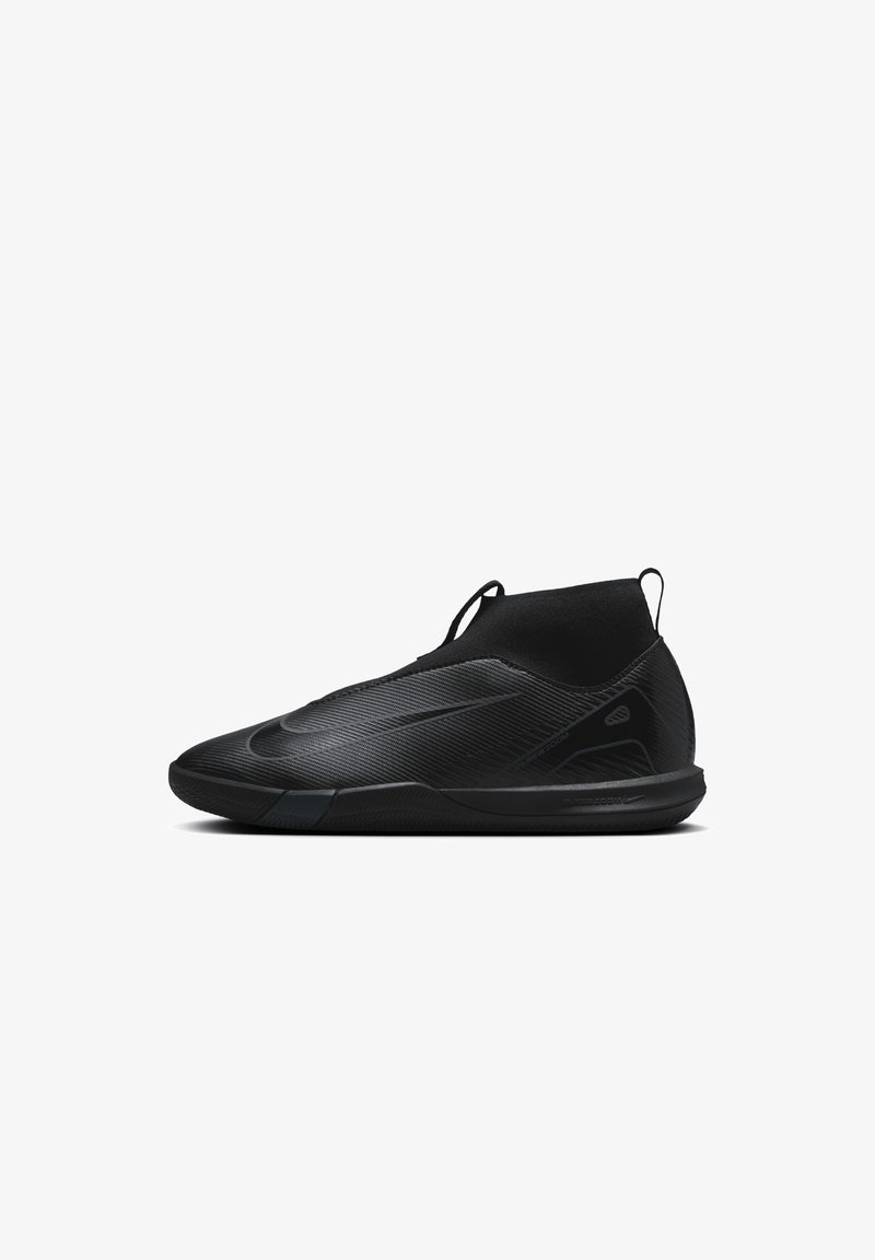 Chaussure de sport noire au design élégant, tige texturée, avec une languette et une semelle en caoutchouc. Présente un profil bas pour des performances optimales.