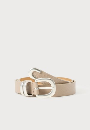 Ceinture en cuir beige avec une boucle arrondie argentée, enroulée sur fond blanc.