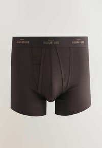 Sötétbarna férfi boxeralsó széles fekete derékpánttal, amelyen arany színű "NEXT SIGNATURE" felirat szerepel.