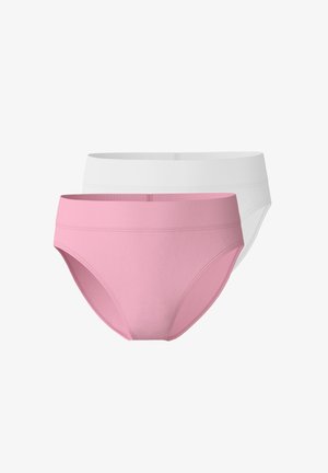 Zwei Paar Baumwollslips, eines pink und eines weiß. Jedes hat eine glatte Textur, einen mittelhohen Taillenbund und nahtlose Seiten.